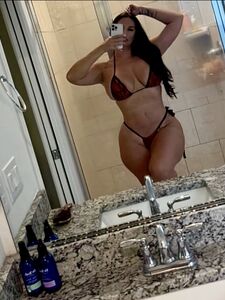 Nicole McNair milf photo 1