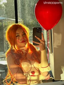 Valkyrae cosplay pics as Pennywise photo 6