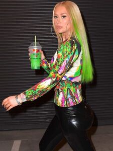 Iggy Azalea Nude Boobs Out Showing Her Nipples Latest Onlyfans Leaks Album photo 18