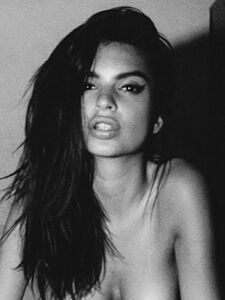 Super Model Emily Ratajkowski Nude Leaks photo 4