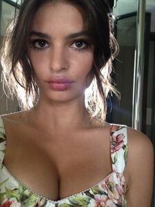 Super Model Emily Ratajkowski Nude Leaks photo 31