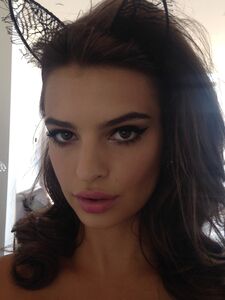 Super Model Emily Ratajkowski Nude Leaks photo 44