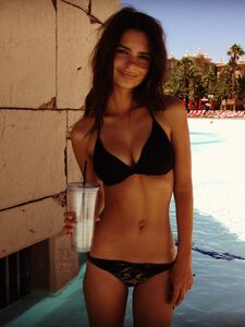 Super Model Emily Ratajkowski Nude Leaks photo 65