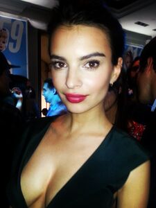 Super Model Emily Ratajkowski Nude Leaks photo 181