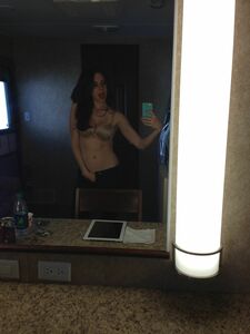 Actress Alison Brie Nude Leaks photo 24