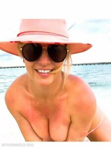 Britney Spears Nude Celebrity Leaked Tits Photos photo 23