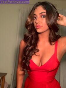 GORGEOUS INDIAN NRI BABE SELFSHOT PICS LEAKED photo 9