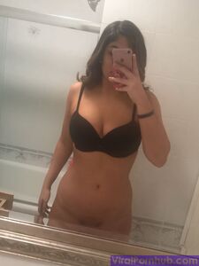 GORGEOUS INDIAN NRI BABE SELFSHOT PICS LEAKED photo 13