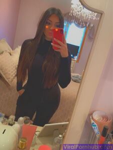 GORGEOUS INDIAN NRI BABE SELFSHOT PICS LEAKED photo 42