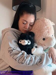 Bella Poarch Hugging her alpacas photo 2