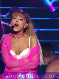 Ariana Grande Nude Leaks photo 15