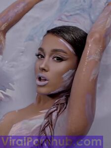 Ariana Grande Nude Leaks photo 22