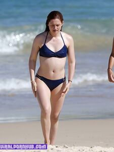 Bonnie Wright Nude Photos Leaked photo 12