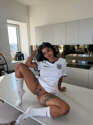 Yasmina Khan Nude Photos photo 1