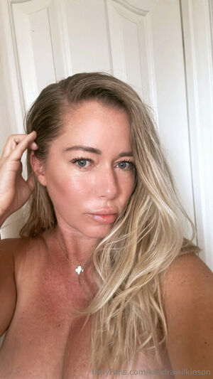 Kendra Wilkinson Nude Photos photo 111