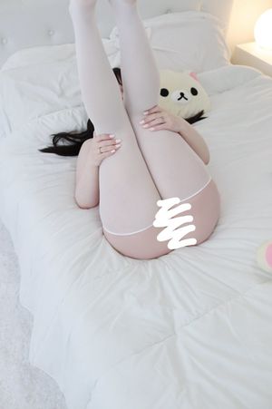 Lynie Nude Photos photo 5