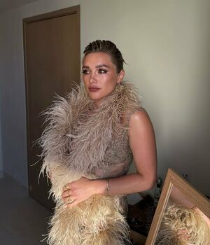 Florence Pugh Nude Photos photo 30