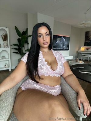 Zina Hadid Nude Photos photo 18
