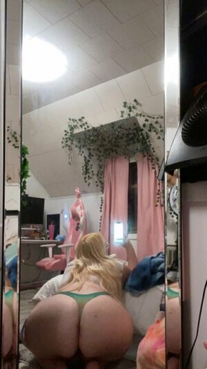 Hentaihips Nude Photos photo 13
