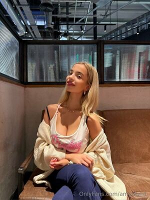 Amy Reynolds Nude Photos photo 7