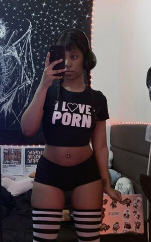 Brattyslvttt Nude Photos photo 6