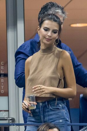 Emily Ratajkowski Nude Photos photo 2