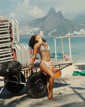 Amanda Mendes Nude Photos photo 3