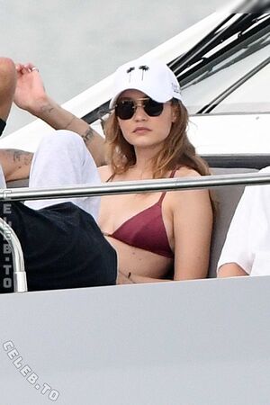 Aaliyahhadid Nude Photos photo 297