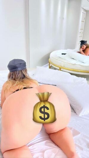 Debora Pattroa Nude Photos photo 6