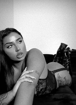 Manon Missieux Nude Photos photo 1