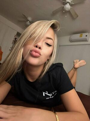 Noa Adler Nude Photos photo 6