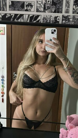 Amanda Ohanna Nude Photos photo 1