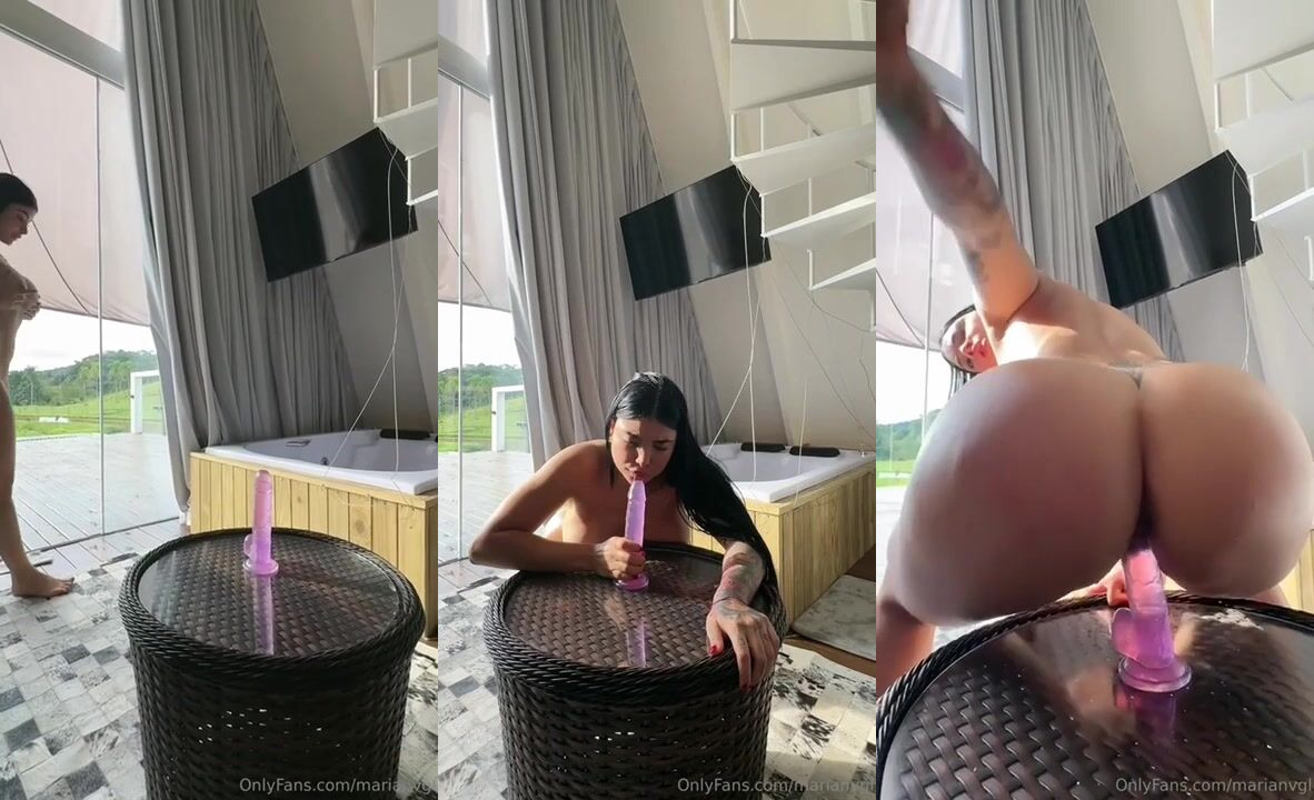 Marian Gomez martèle un gode sur la table
