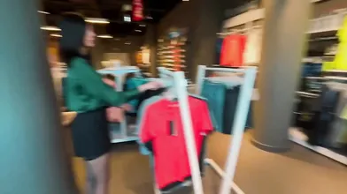 Eva Soda se fait baiser dans le dressing du magasin