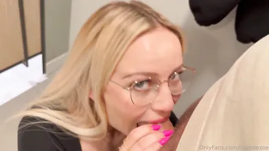Baebaezoe Blows A Dick In The Fitting Room
