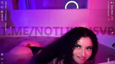 SiarlyXO Flaunts Her Stunning Curves in the Tub