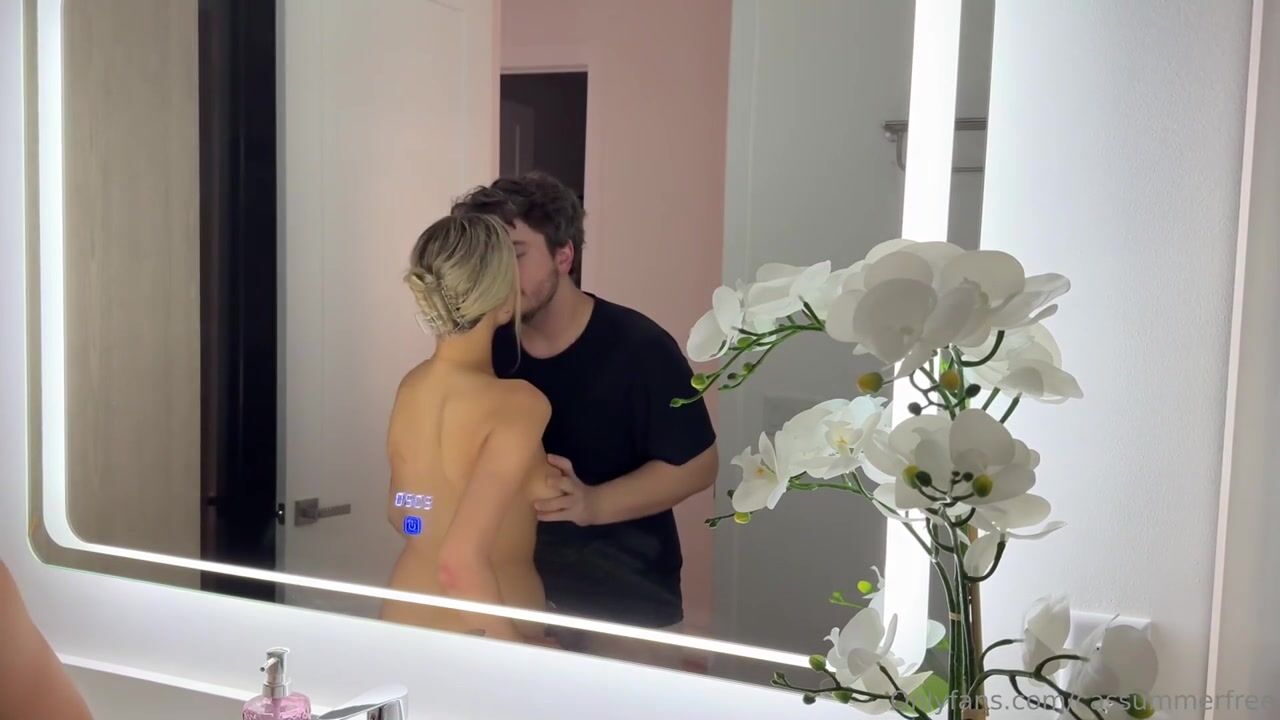 Cas Summer's Steamy Mirror Sex Encounter