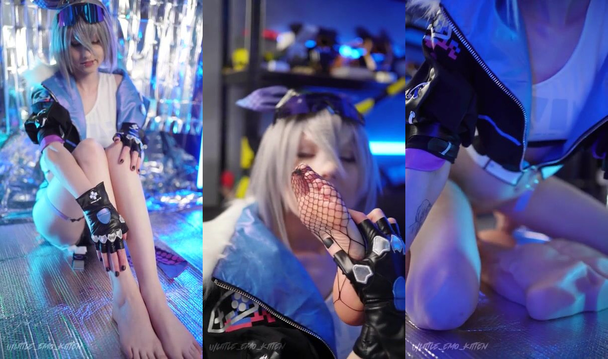 Little Emo Kitten Licks Her Feet & Masturbates As Sillver Wolf