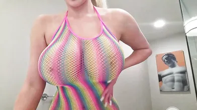 Nicolette Shea Shows Her Huge Boobs