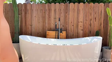 Sunny Skye Outdoor Bathub Sex Tape