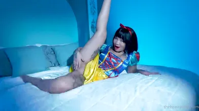 Honey Gold Dresses Up As Snow White For Masturbation