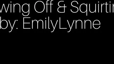 Emily Lynne se frotte la chatte partout sur le canapé