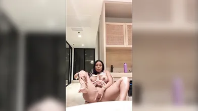 Luna Star Fingers Her Tight Pussy