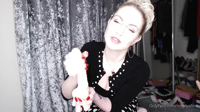 Georgie Lyall Fucks A Dildo