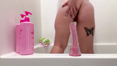Apple Stars Pleasuring Herself In A Bathtub