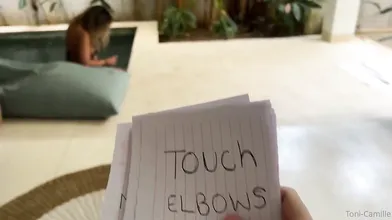 Toni Camille joue à un jeu sexuel au bord de la piscine