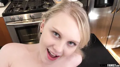 Lily Rader hat Spaß mit ihrem Stiefbruder in der Küche