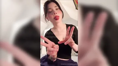 Julieta Yañez Enjoys A Hot Vibrator Play