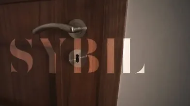 Realsybil nimmt einen dicken Schwanz auf dem Bett
