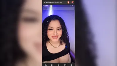 SiarlyXO Plays With Her Dildo In Her Live